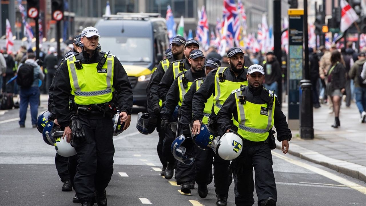 Londra'da Aşırı Sağcı ve Irkçılık Karşıtları Gösteri Düzenledi