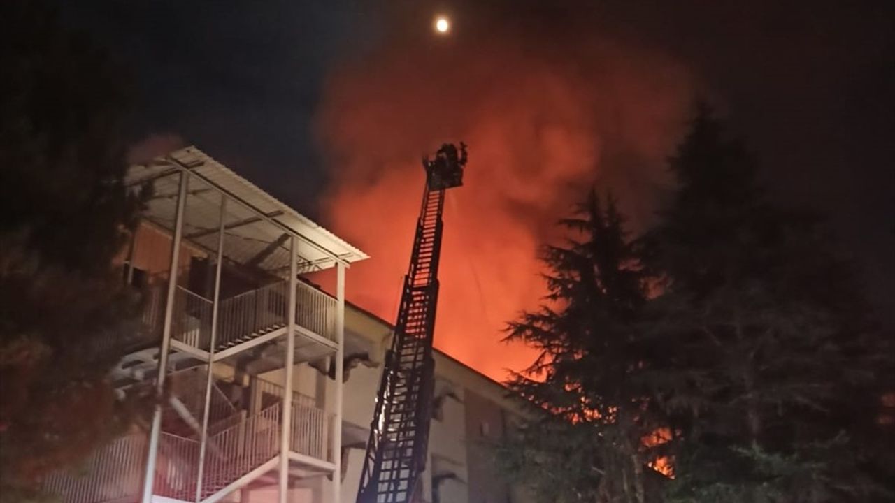 Malatya'daki Hasarlı Okulda Yangın Kontrol Altına Alındı