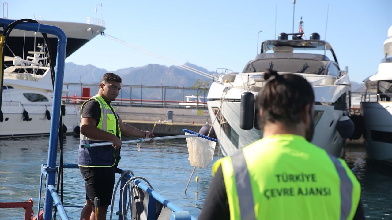 Marmaris Körfezi'nde Deniz Temizliği Yapıldı