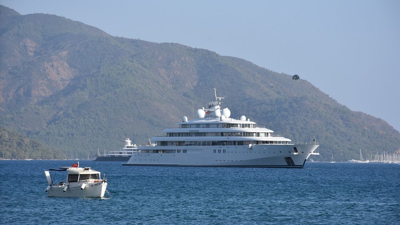 Marmaris'te 'Golden Odyssey' Mega Yatı Demirledi