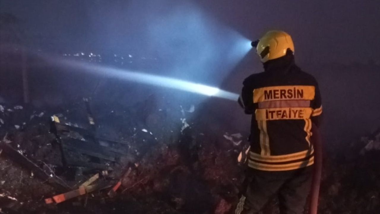 Mersin'de Domates Serasında Yangın Yangını Kontrol Altına Alındı