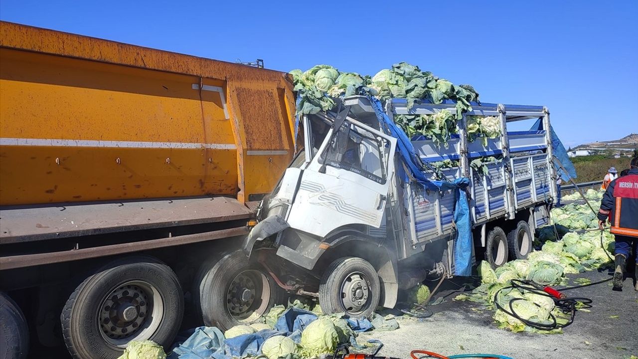 Mersin'de Tırla Çarpışan Kamyondaki Sürücü Kurtarıldı