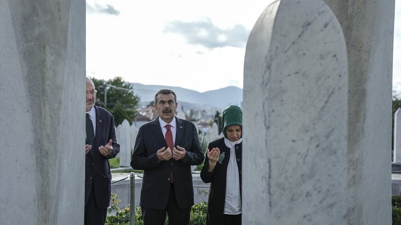 Milli Eğitim Bakanı Tekin Kovaçi Şehitliği'ni Ziyaret Etti