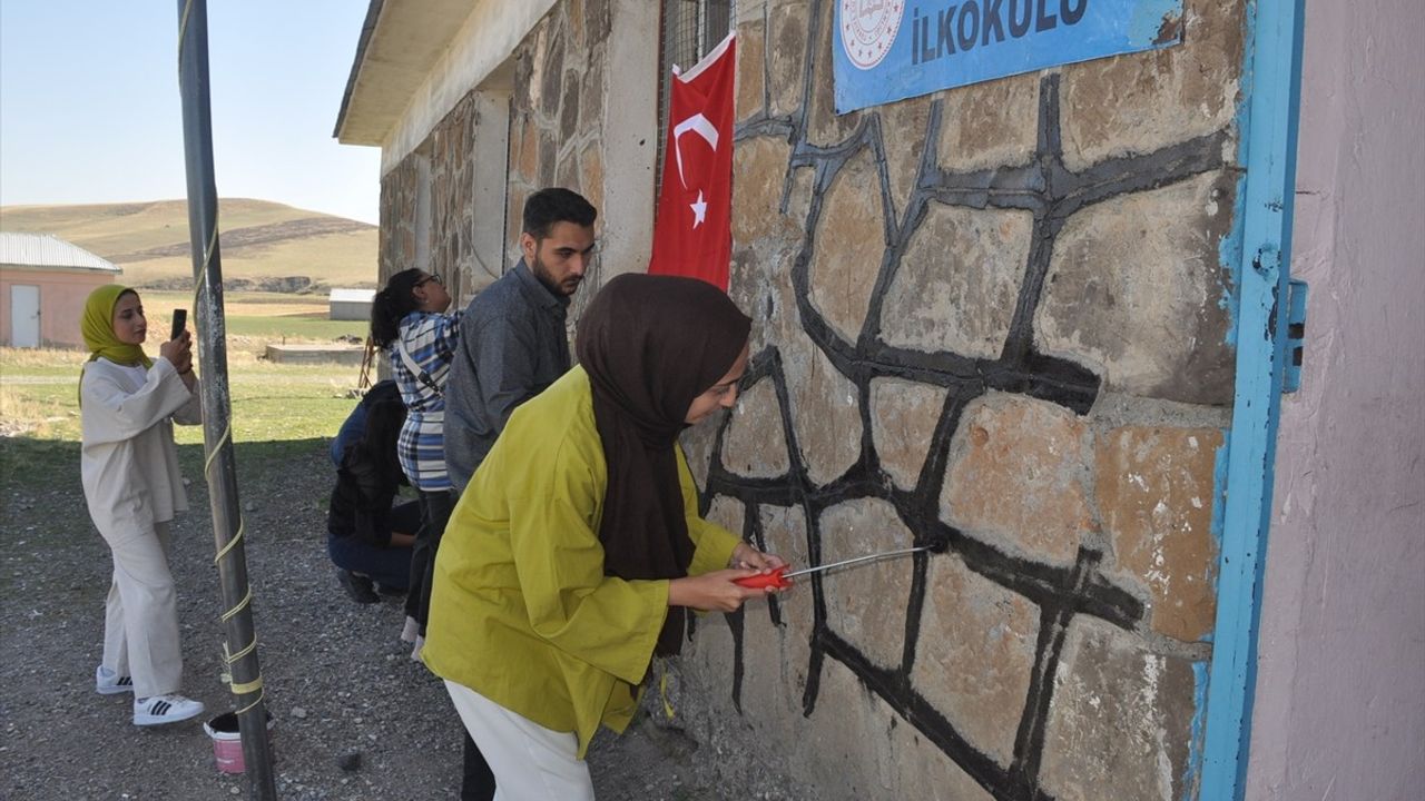 Muş'ta Öğrencilerden Anlamlı Destek: Köy Okulunu Boyayıp Eğlenceli Anlar Yaşattı