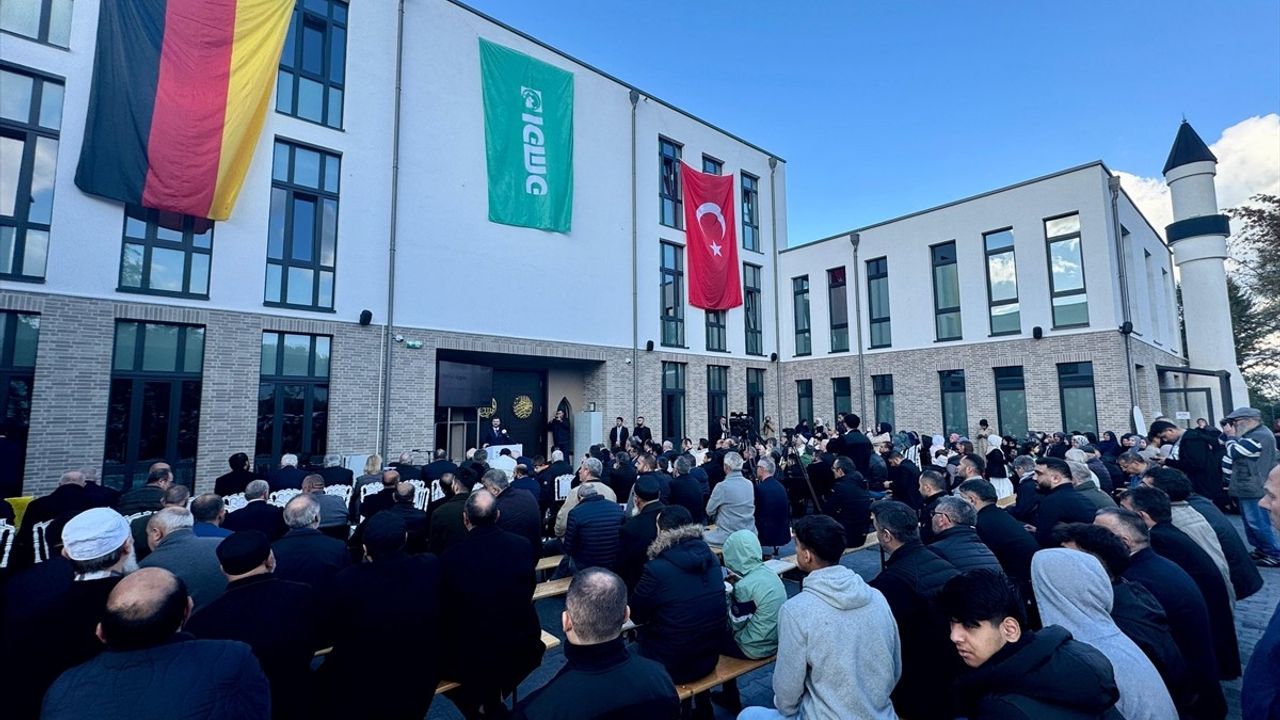 Neuenrade'de Mevlana Camisi İbadete Açıldı