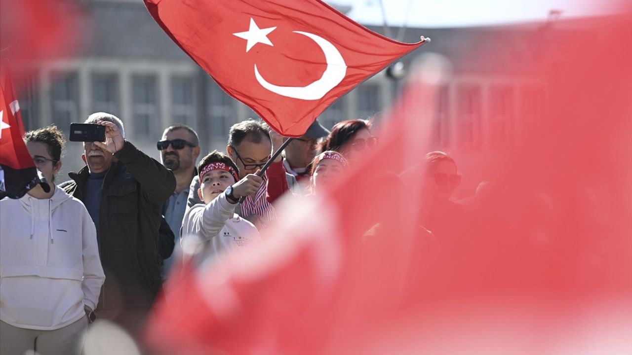 Özgür Özel, Cumhuriyet Bayramı'nda Anıtkabir'i Ziyaret Etti