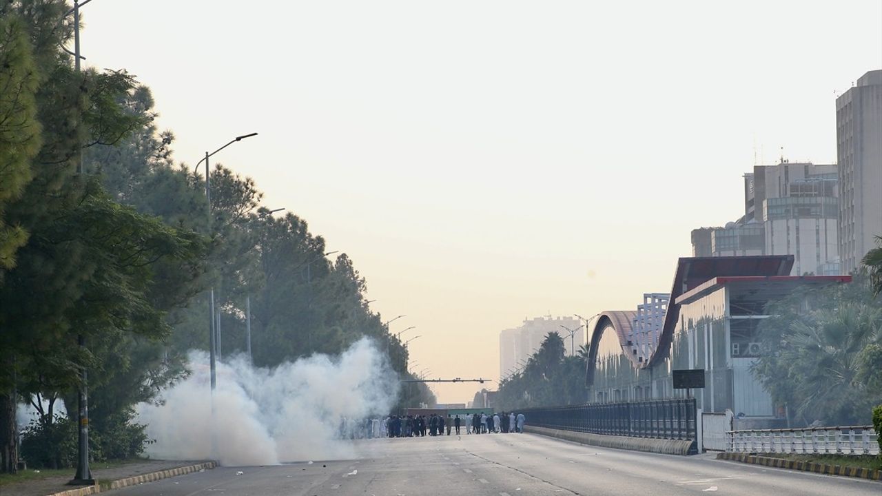 Pakistan Polisi İmran Han Gösterilerine Müdahale Ediyor