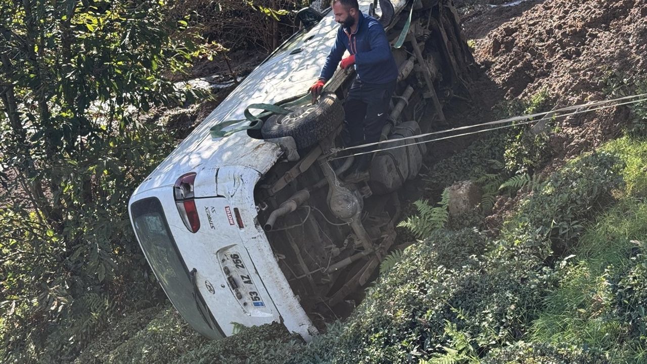 Rize'de Hortum, Bina Çatısını Uçurdu