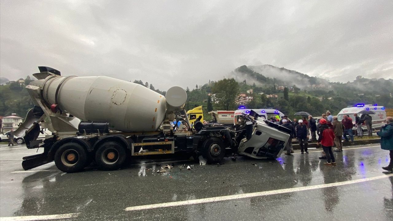 Rize'de Kamyon ve Beton Mikseri Çarpıştı: İki Yaralı