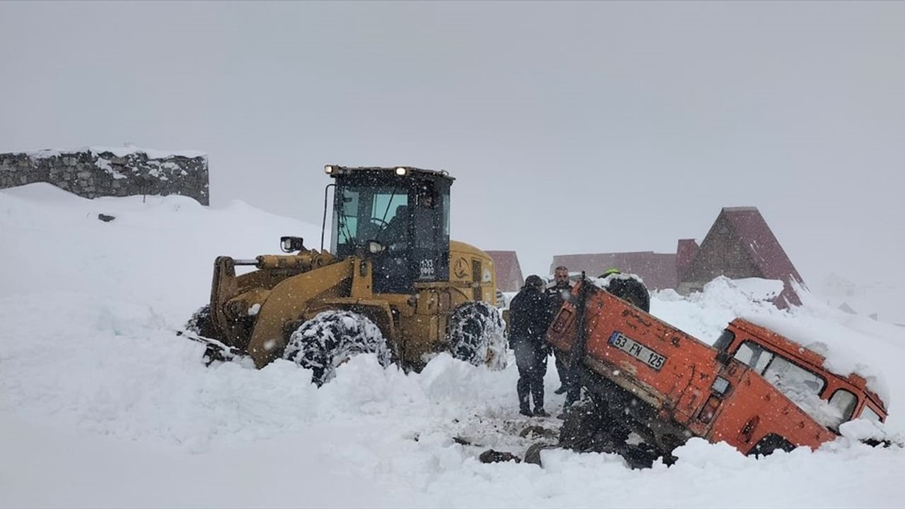 Rize'de Kar Engeline Rağmen Mahsur Kalanlar Kurtarıldı