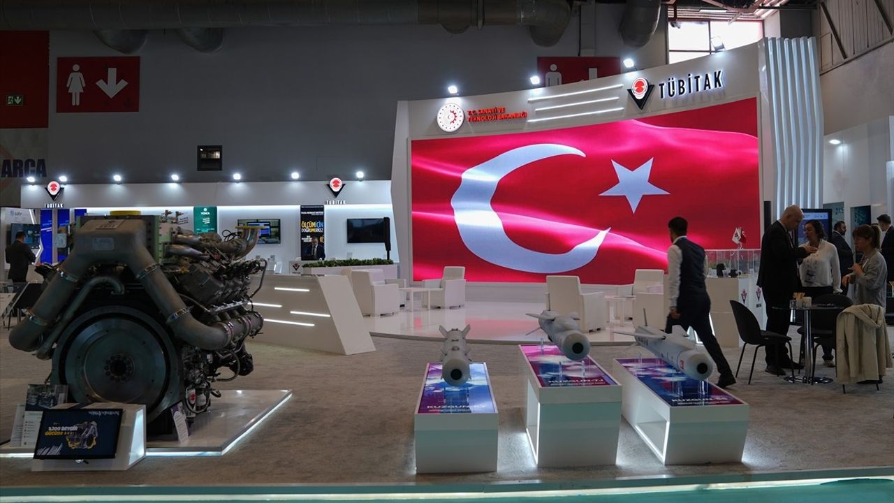 SAHA EXPO'da Türk Bayrağıyla Dayanışma Mesajı