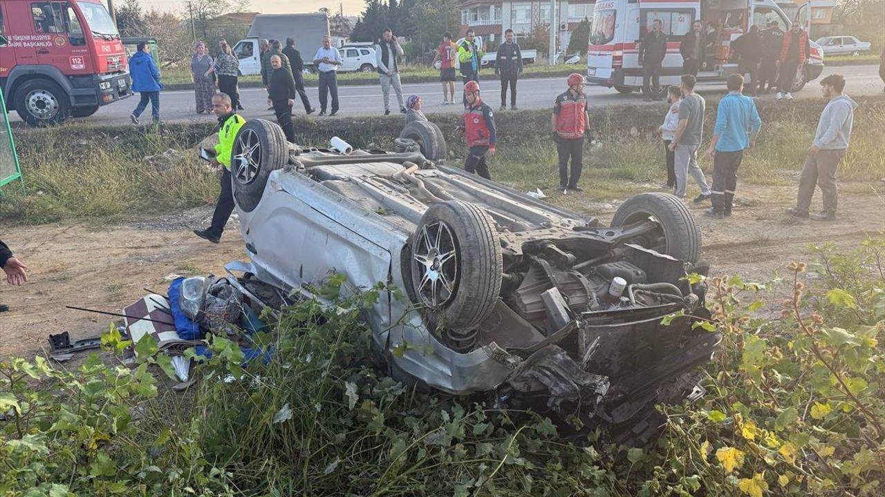 Sakarya'da Takla Atan Araçta Üç Yaralı