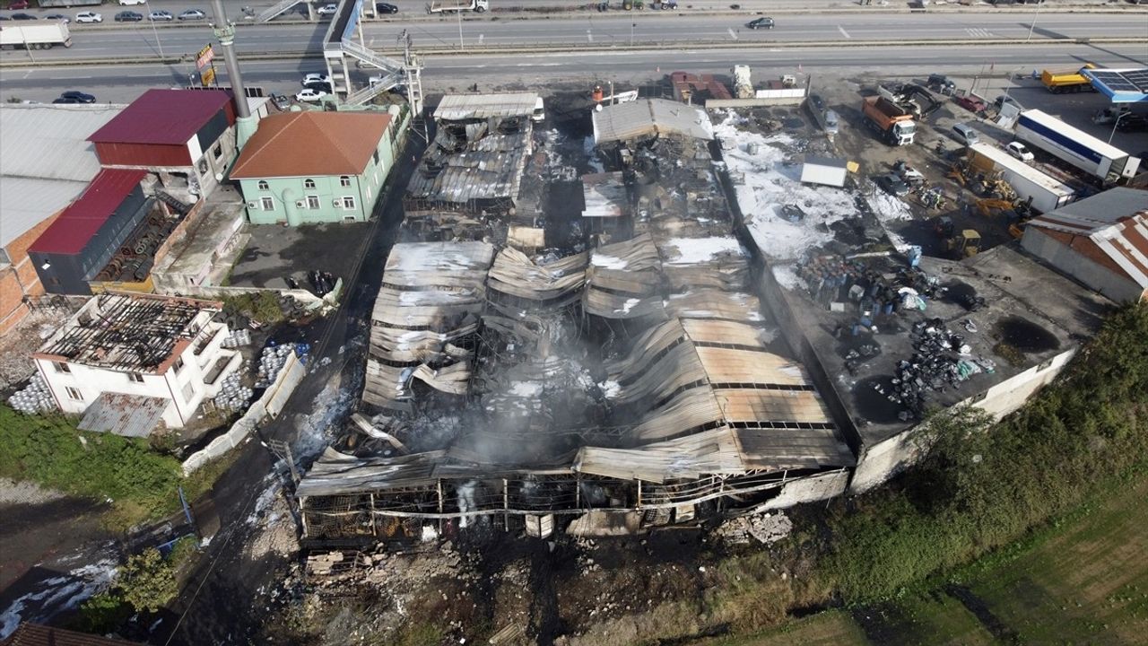 Sakarya'daki Kauçuk Fabrikası Yangını Kontrol Altına Alındı