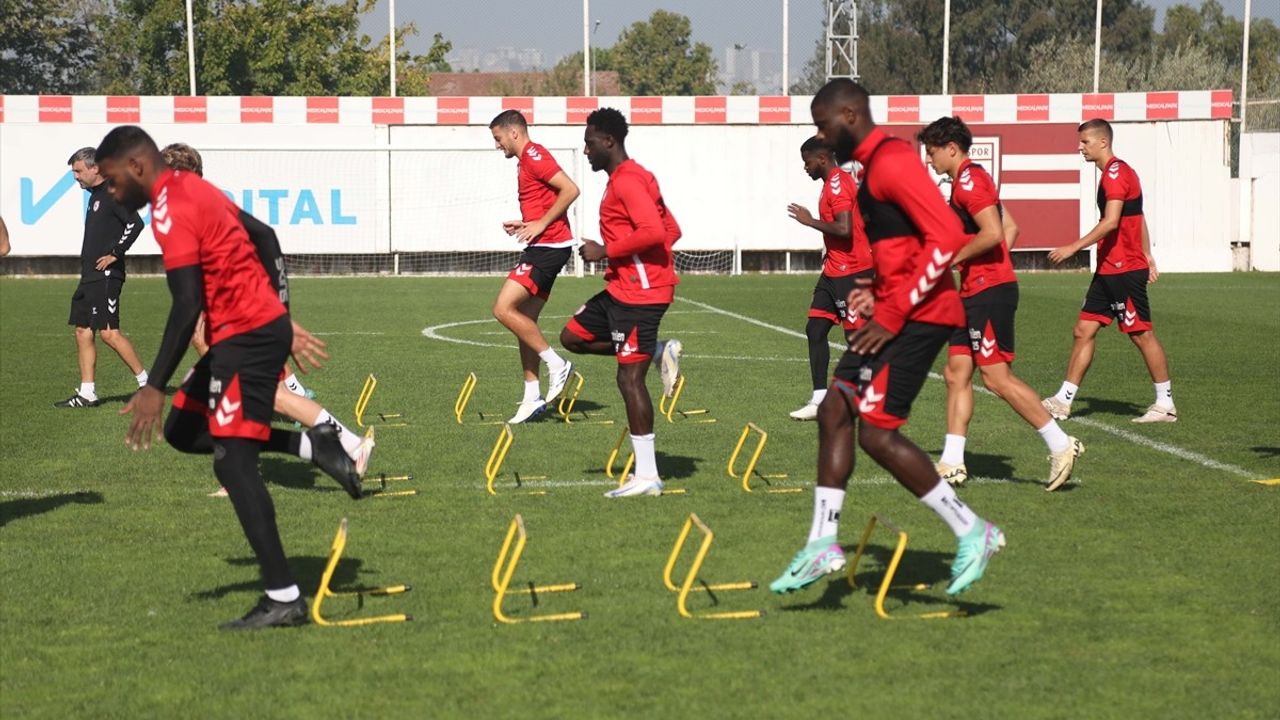 Samsunspor'un Kaptanı Zeki Yavru: "Ligi Güvenli Yerde Bitirmek Önceliğimiz"