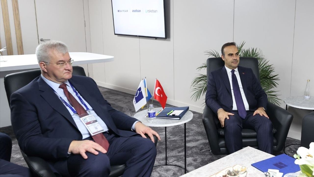 Sanayi ve Teknoloji Bakanı Kacır, SAHA EXPO'da Diplomasi Turu Yaptı