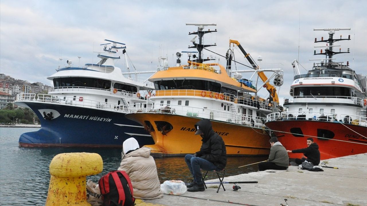 Sinop Limanı'na Sığınan Balıkçılar Sert Rüzgarla Mücadele Ediyor