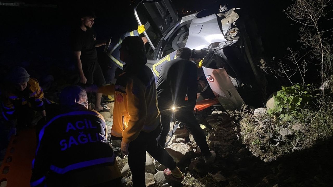 Sinop'ta Çay Yatağına Düşen Otomobilde İki Kişi Yaralandı