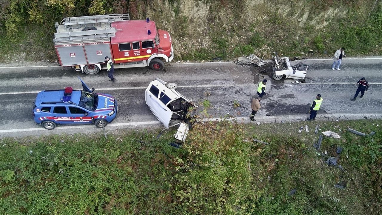 Sinop'ta İki Otomobil Çarpıştı: 3 Yaralı