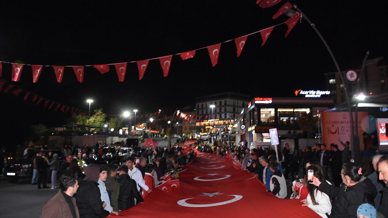 Şırnak'ta 101 Metrelik Türk Bayrağı ile Fener Alayı Düzenlendi