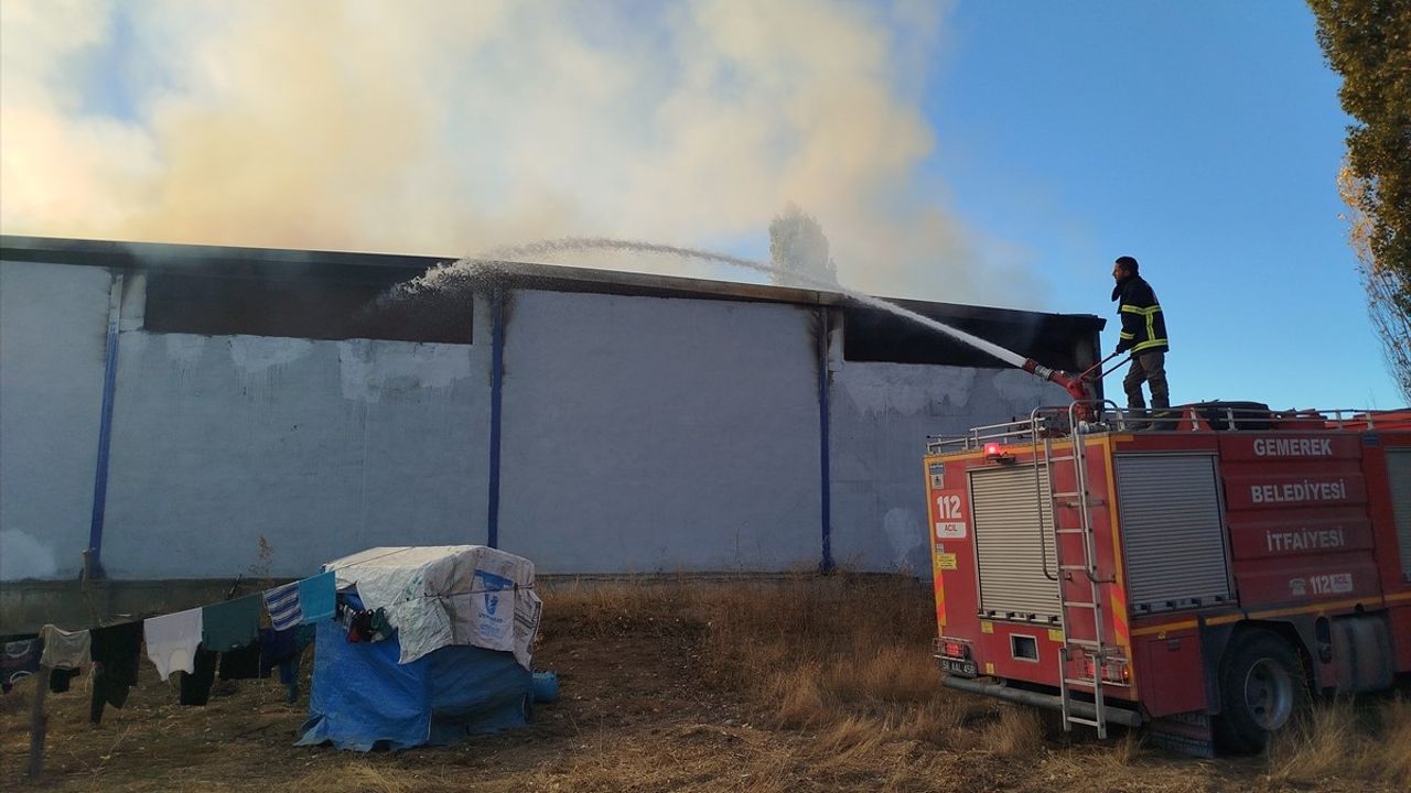 Sivas'ta Yangın Felaketi: 20 Bin Balya Saman ve İş Makinesi Yok Oldu