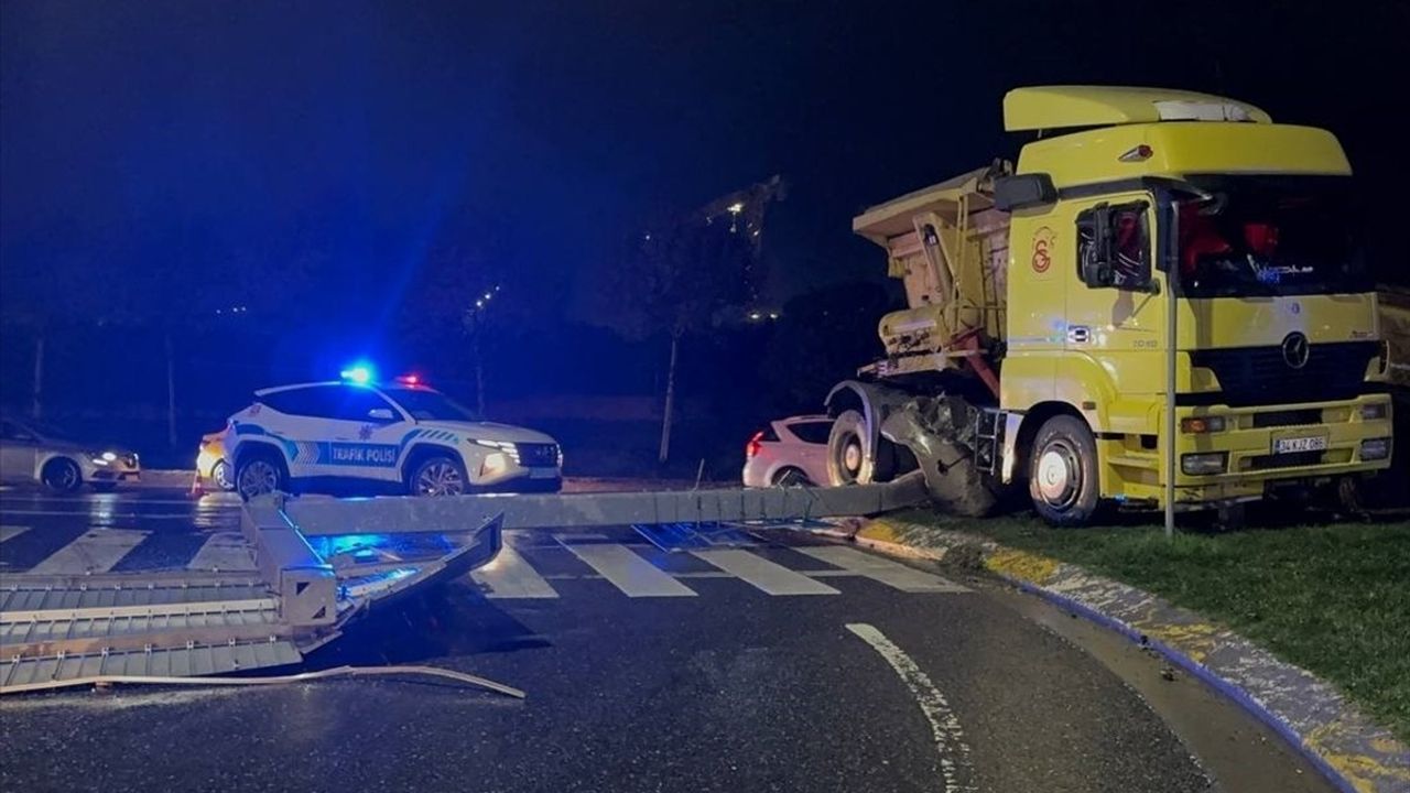 Sultangazi'de Hafriyat Kamyonu Yol Levhasını Devrildi, 1 Yaralı