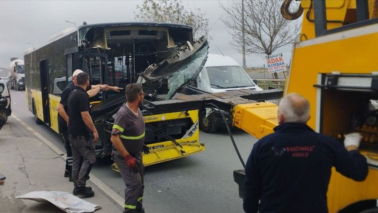 Sultangazi'de İETT Otobüsleri Çarpıştı: İki Yaralı