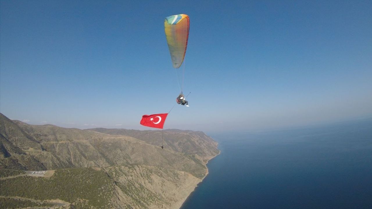 Tekirdağ'da Yamaç Paraşütü ile Cumhuriyet Bayramı Kutlaması