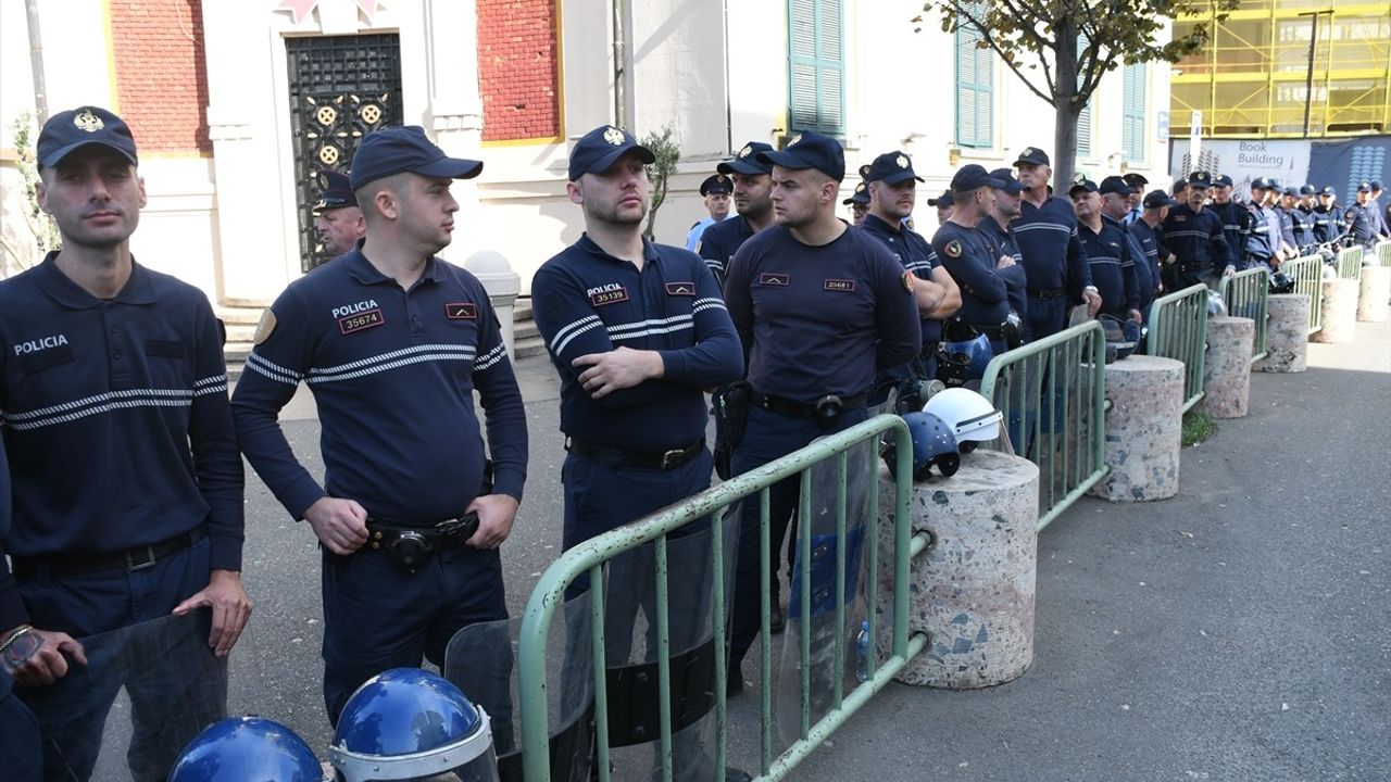 Tiran'da Yolsuzluk İddialarına Protestolar Devam Ediyor