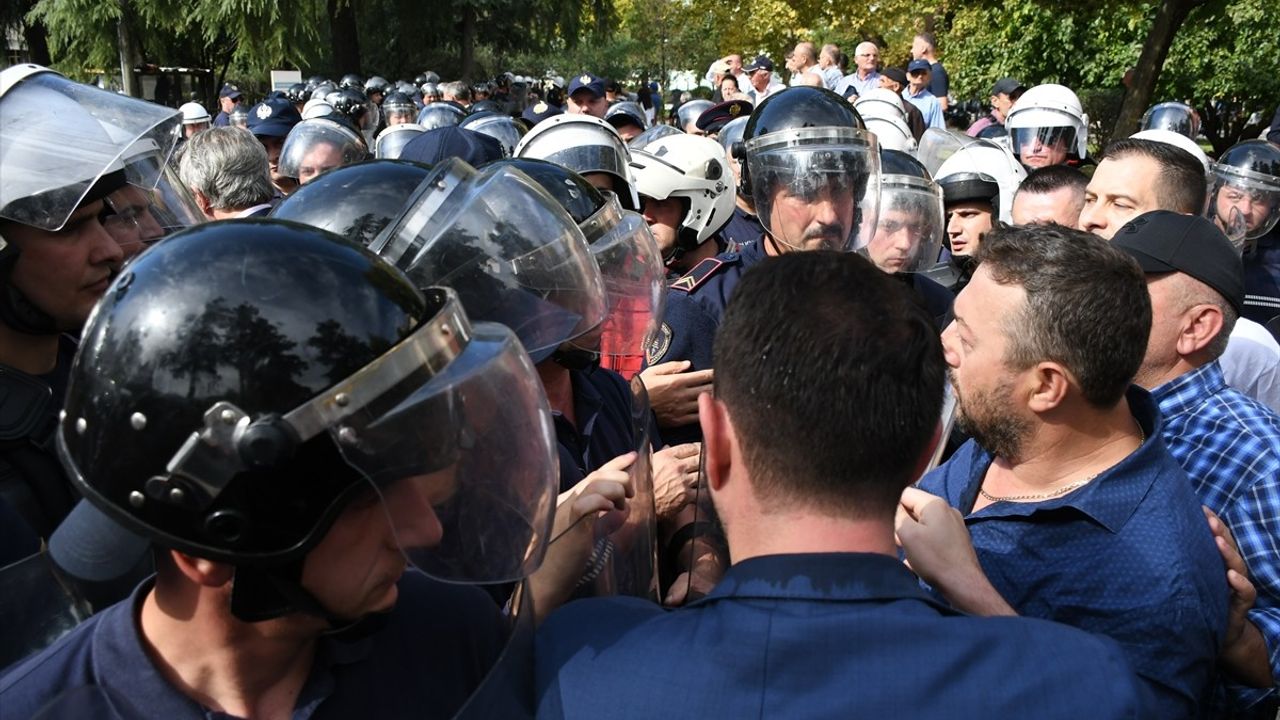 Tiran'da Yolsuzluk Protestoları: Belediye Başkanı Veliaj'a İstifa Çağrısı