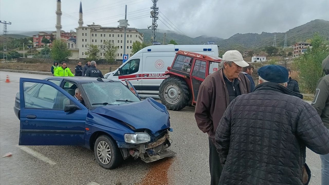 Tokat'ta Otomobil ve Traktör Çarpıştı: 4 Yaralı