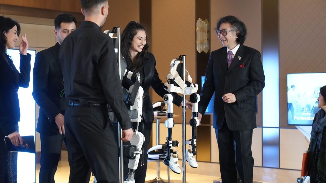 Türkiye'de Giyilebilir Robot Teknolojisi Tanıtıldı