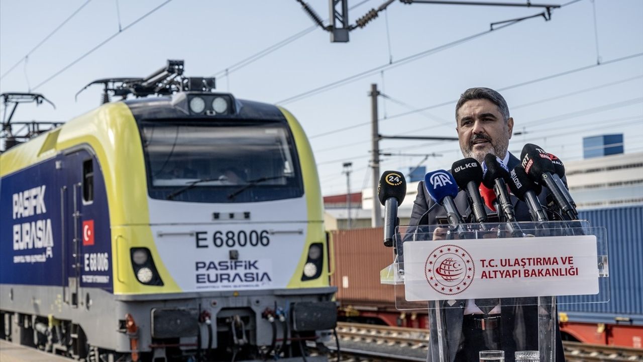 Türkiye'nin İlk Özel Uluslararası Yük Treni Avrupa'ya Uğurlandı