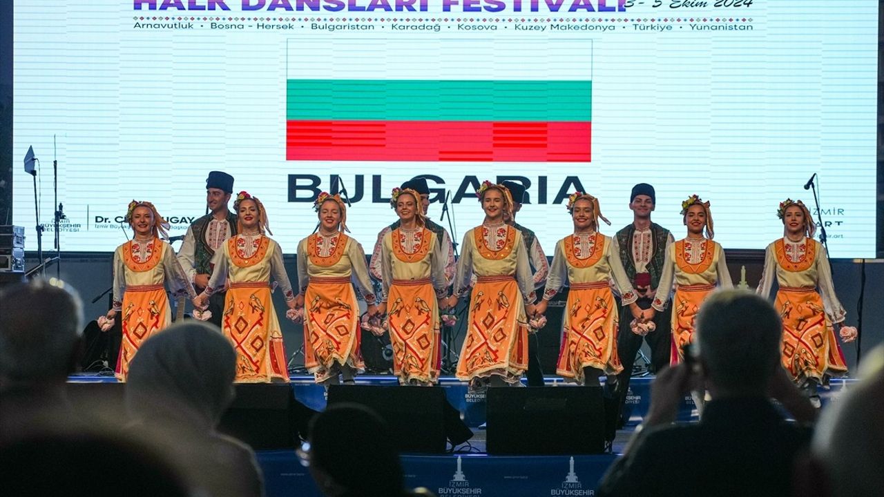 Uluslararası Balkanlılar Halk Dansları Festivali İzmir'de Renkli Görüntülerle Başladı