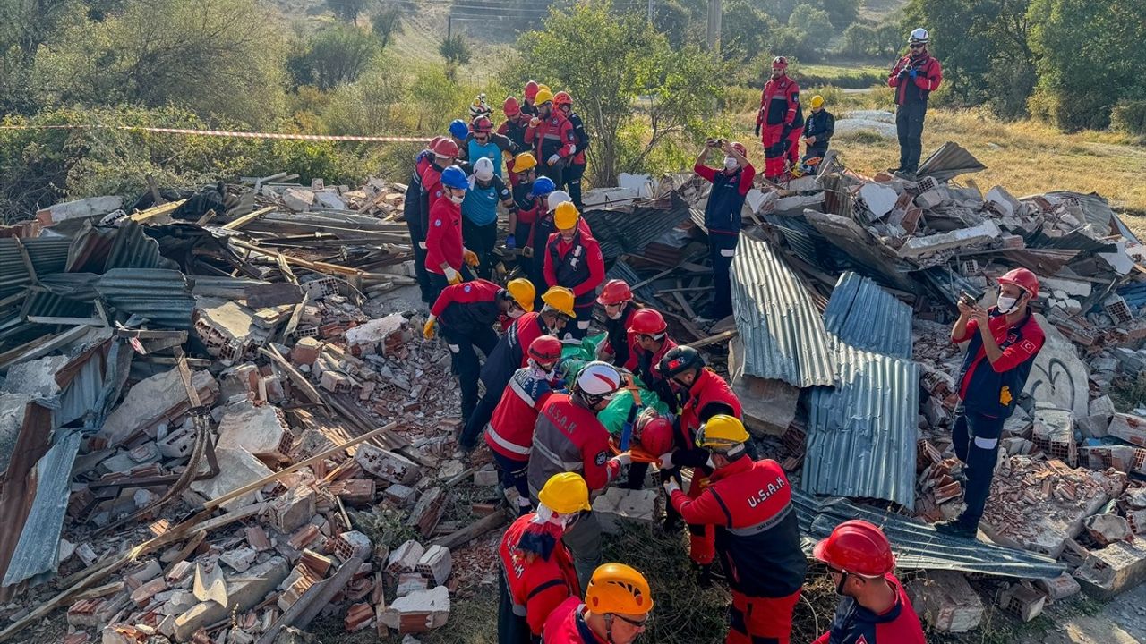 Uşak'ta 5,8 Büyüklüğünde Deprem Tatbikatı Gerçekleşti