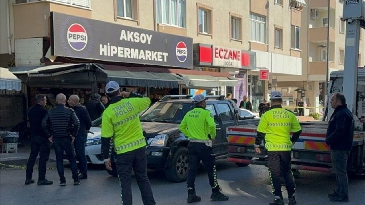 Üsküdar'da Çekiçli Saldırı: Polis Memuru Yaralandı