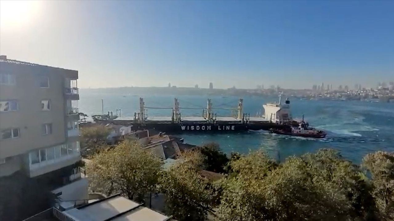 Üsküdar'da İki Yük Gemisi Çarpıştı