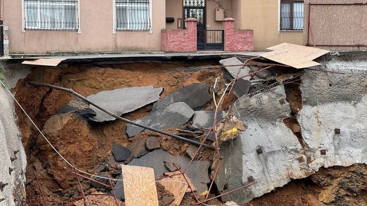 Üsküdar'da İnşaat Çöküşü: Sakinler ve Çalışanlar Arasında Arbede