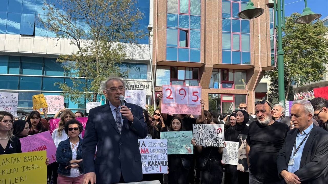 Üsküdar Üniversitesi'nde Kadına ve Çocuğa Yönelik Şiddete Protesto