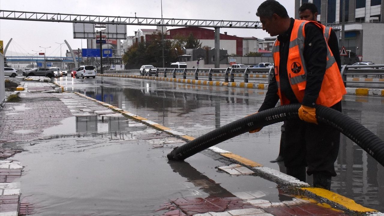 Van'da Sağanak Yağış Hayatı Olumsuz Etkiledi