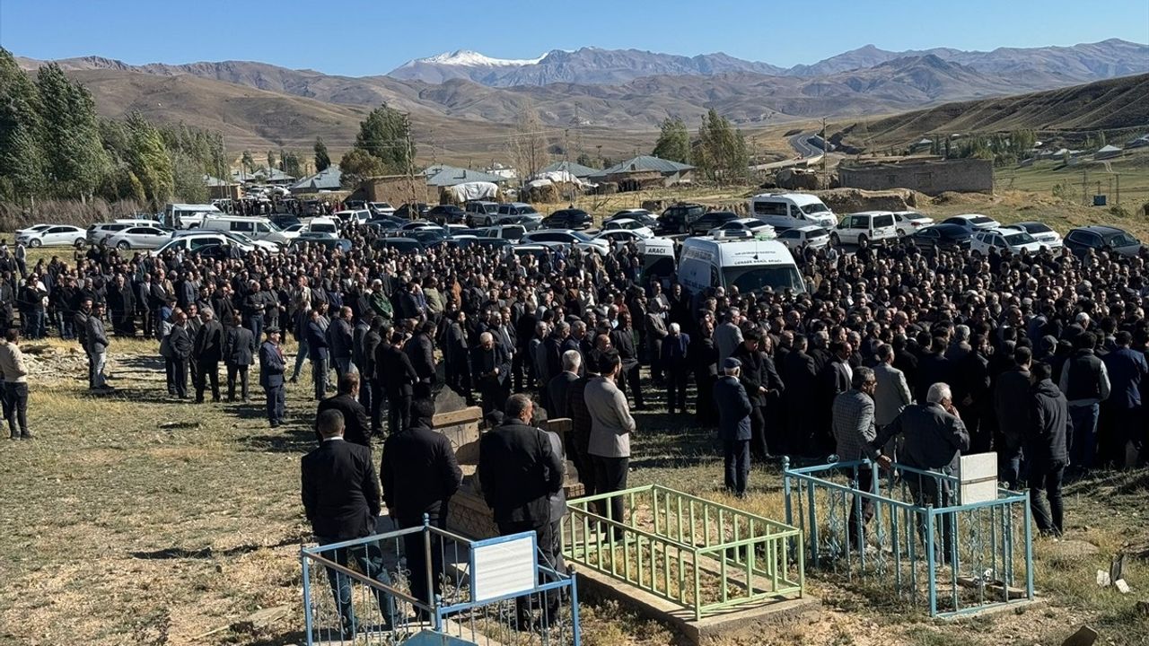 Van'da Yaşanan Trafik Kazası Sonrası Baba ve Oğul Defnedildi