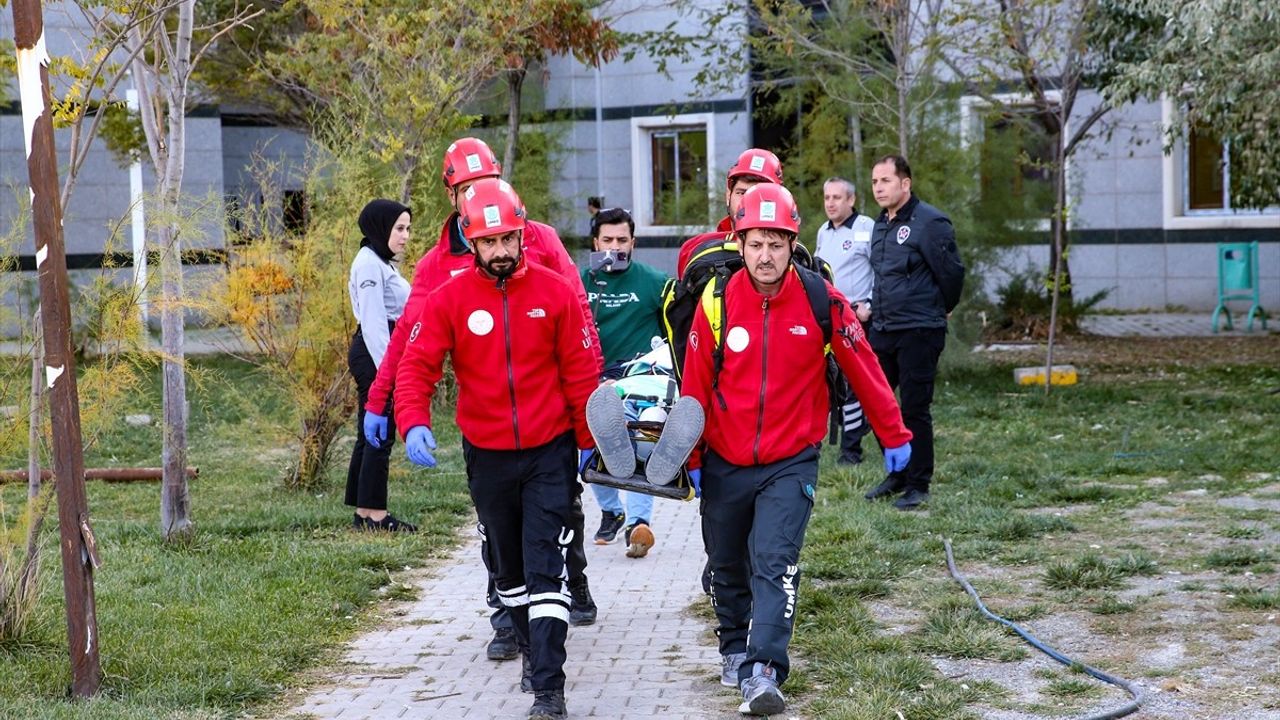 Van YYÜ Dursun Odabaş Tıp Merkezi'nde Yangın Tatbikatı Gerçekleştirildi