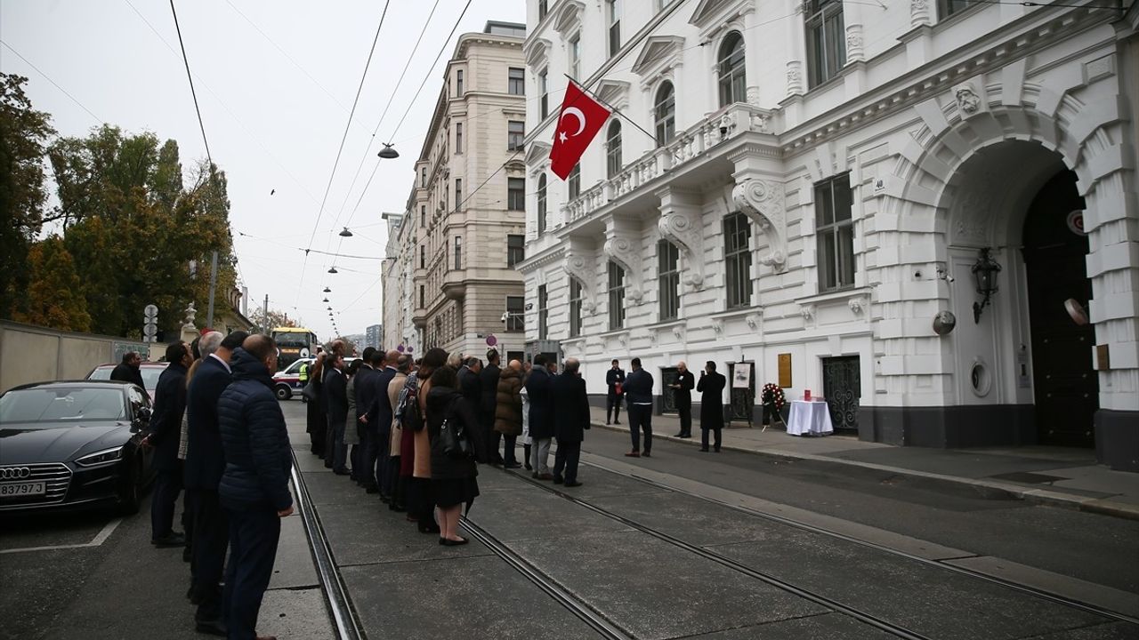 Viyana'da Büyükelçi Daniş Tunalıgil Anıldı