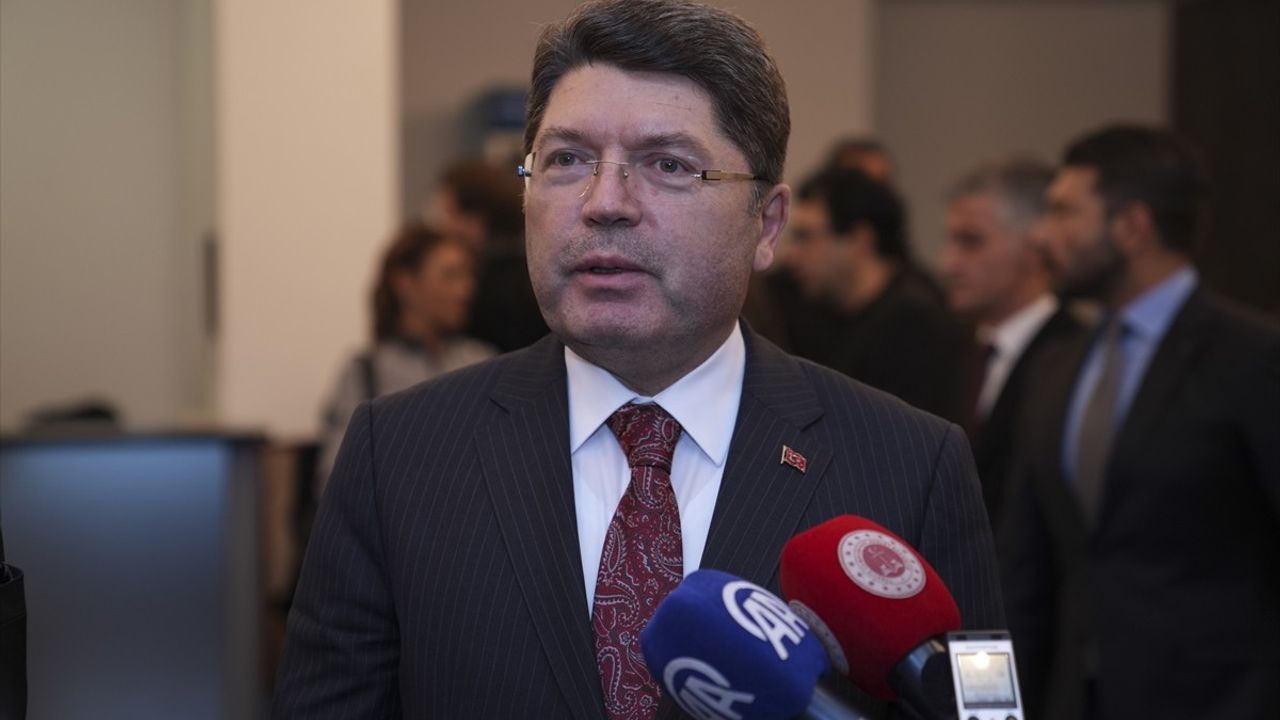 Adalet Bakanı Yılmaz Tunç, '12 Öfkeli' Tiyatro Oyununu İzledi