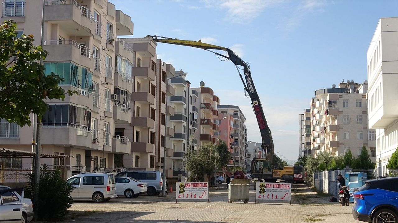 Adana'da Orta Hasarlı Binaların Yıkımı Devam Ediyor