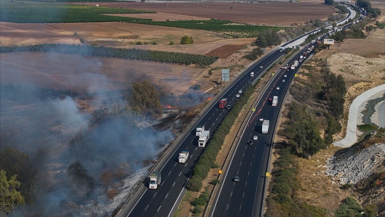 Adana'da Otoyol Kenarında Yangın Kontrol Altına Alındı