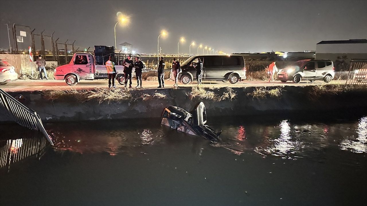 Adana'da Sulama Kanalına Düşen Otomobilde 4 Yaralı