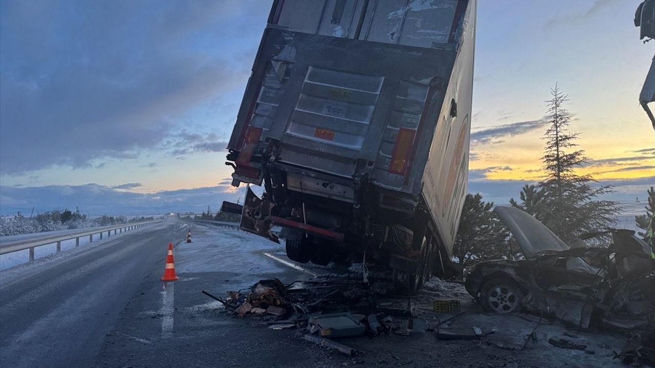 Afyonkarahisar'da Üç Araçlı Trafik Kazası: 30 Yaralı