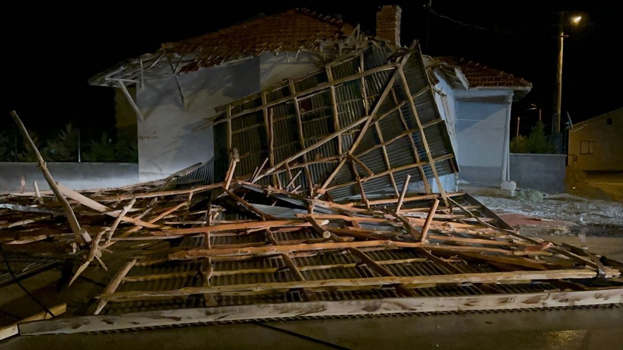 Aksaray'da Fırtına Ev Çatısını Uçurdu