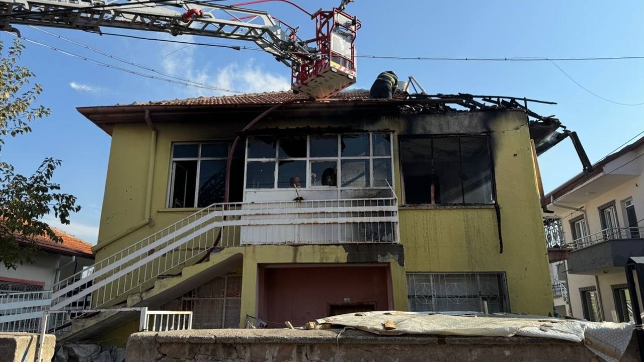 Aksaray'da Yangın: Baba ve İki Çocuğu Dumandan Etkilendi