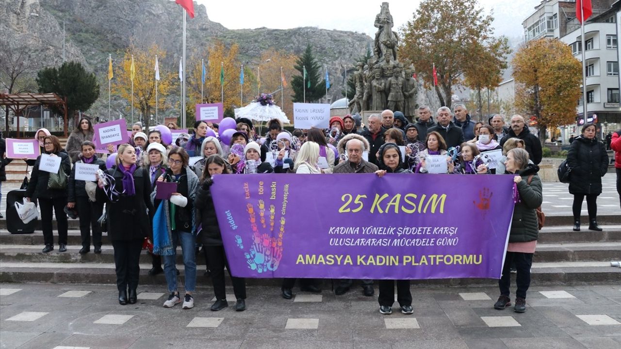 Amasya'da Kadına Yönelik Şiddete Karşı Mor Mendil Protestosu